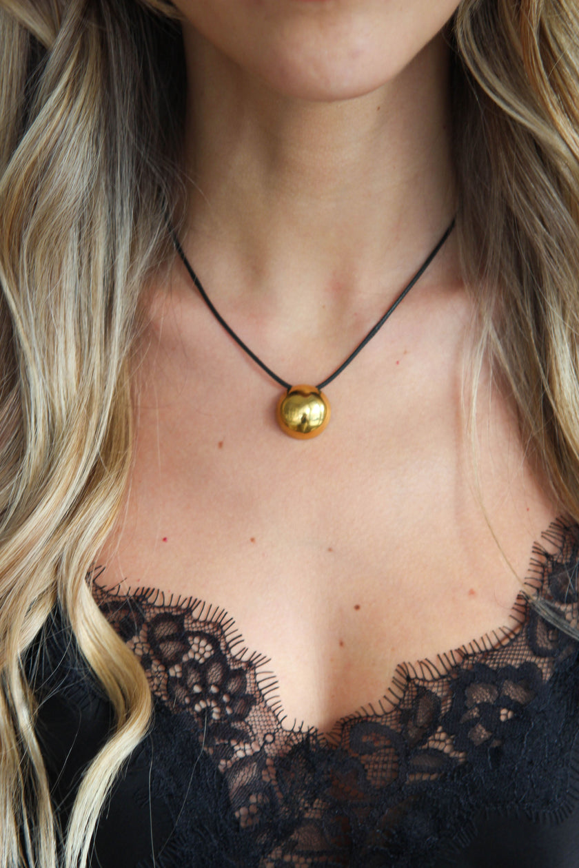 Colar Preto com Pendente em Aço Redondo Dourado ou Prateado