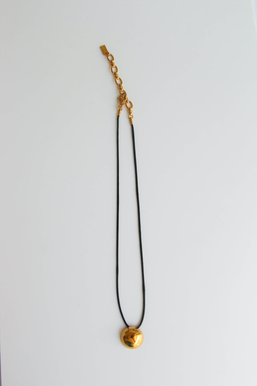 Colar Preto com Pendente em Aço Redondo Dourado ou Prateado