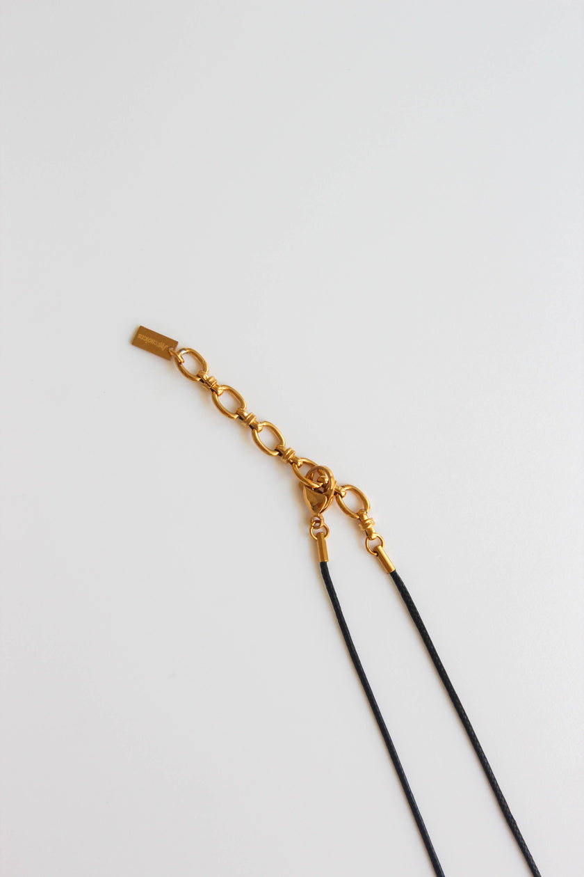 Colar Preto com Pendente em Aço Redondo Dourado ou Prateado