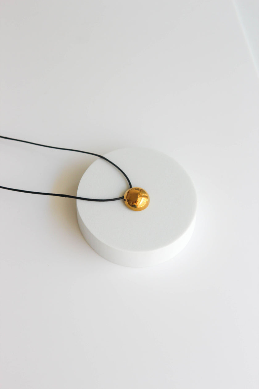 Colar Preto com Pendente em Aço Redondo Dourado ou Prateado