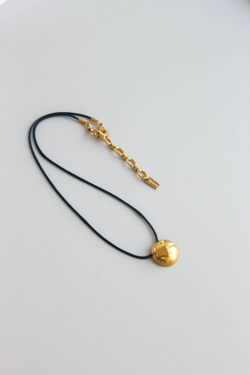 Colar Preto com Pendente em Aço Redondo Dourado ou Prateado