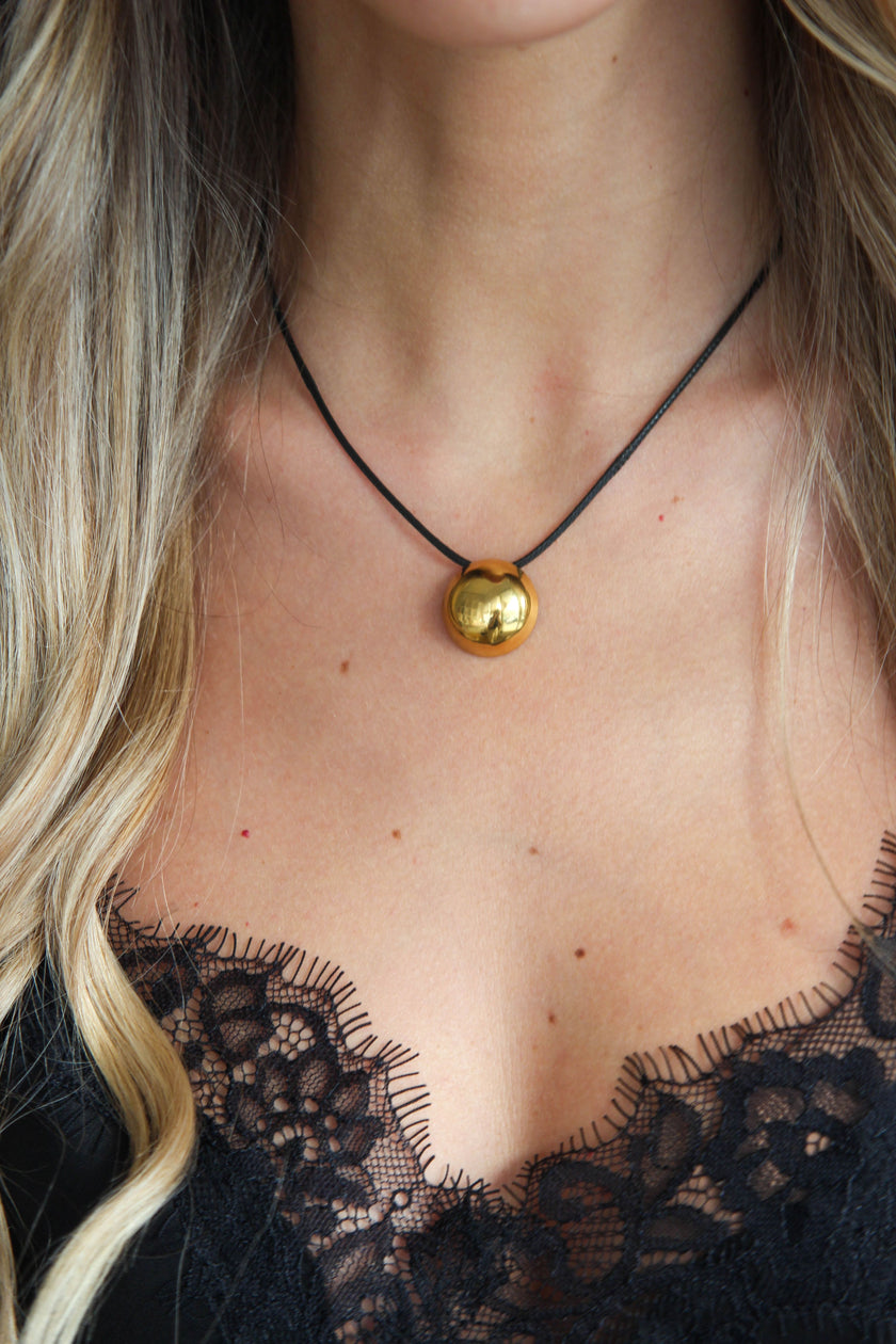 Colar Preto com Pendente em Aço Redondo Dourado ou Prateado