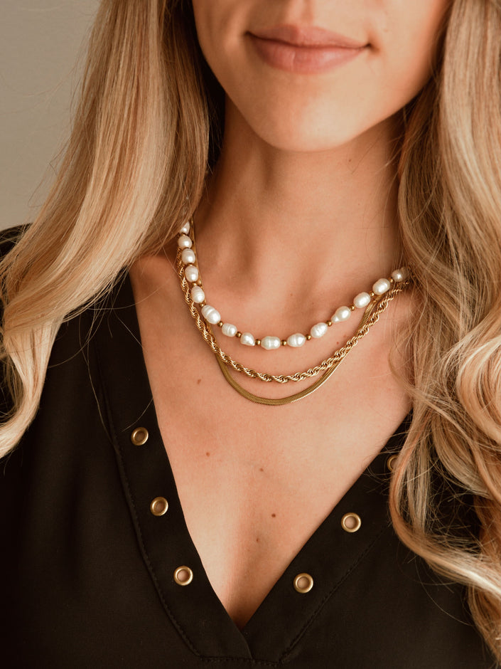 Steel Necklace with Spheres, Freshwater Pearls and Circular Clasp