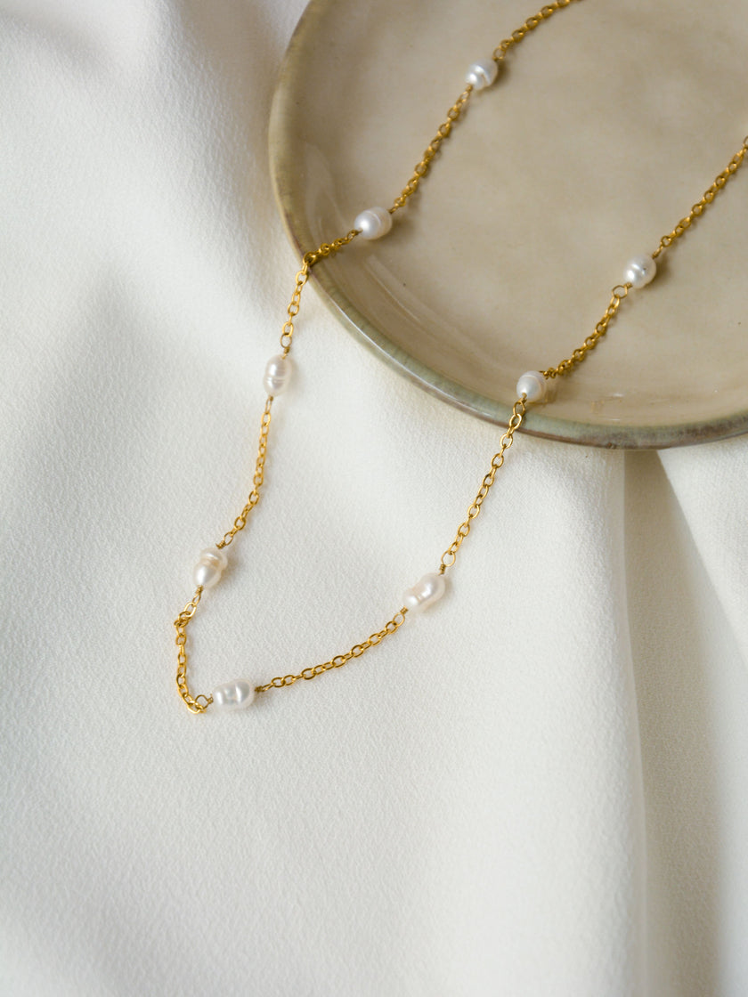 Conjunto em Aço Colar e Pulseira com Pérolas Pequenas Ovais na Malha