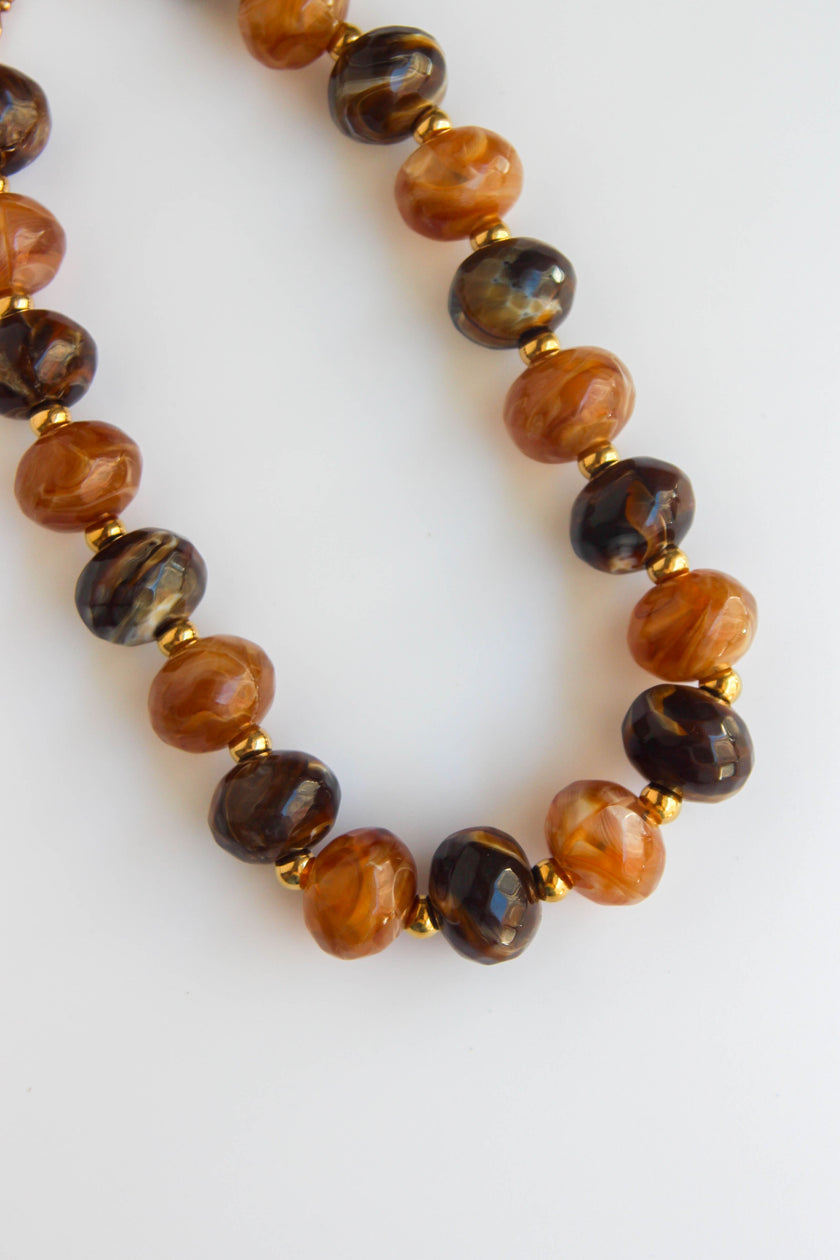 Colar com Bolas Grandes de Resina em Tons Castanhos