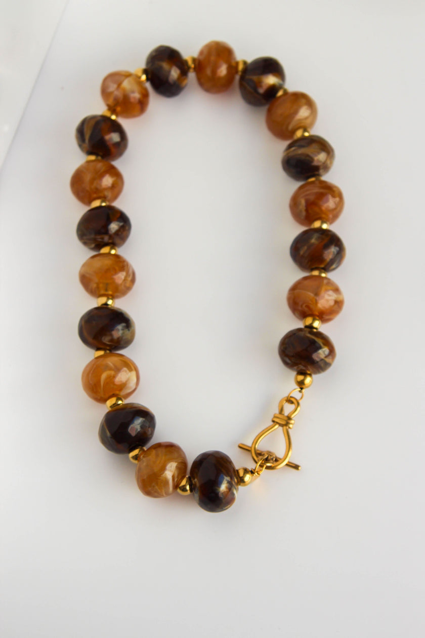Colar com Bolas Grandes de Resina em Tons Castanhos