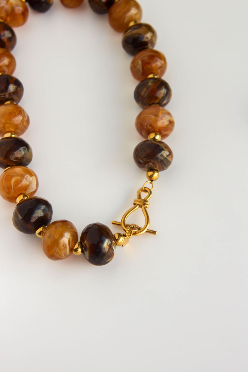 Colar com Bolas Grandes de Resina em Tons Castanhos