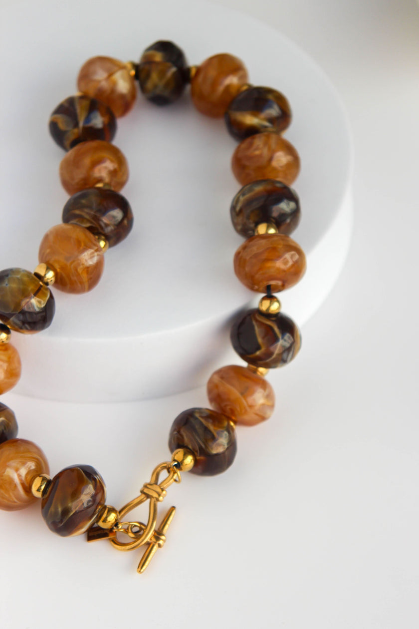 Colar com Bolas Grandes de Resina em Tons Castanhos