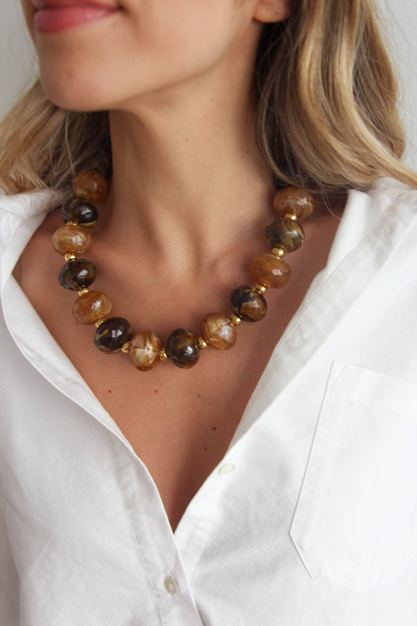 Colar com Bolas Grandes de Resina em Tons Castanhos