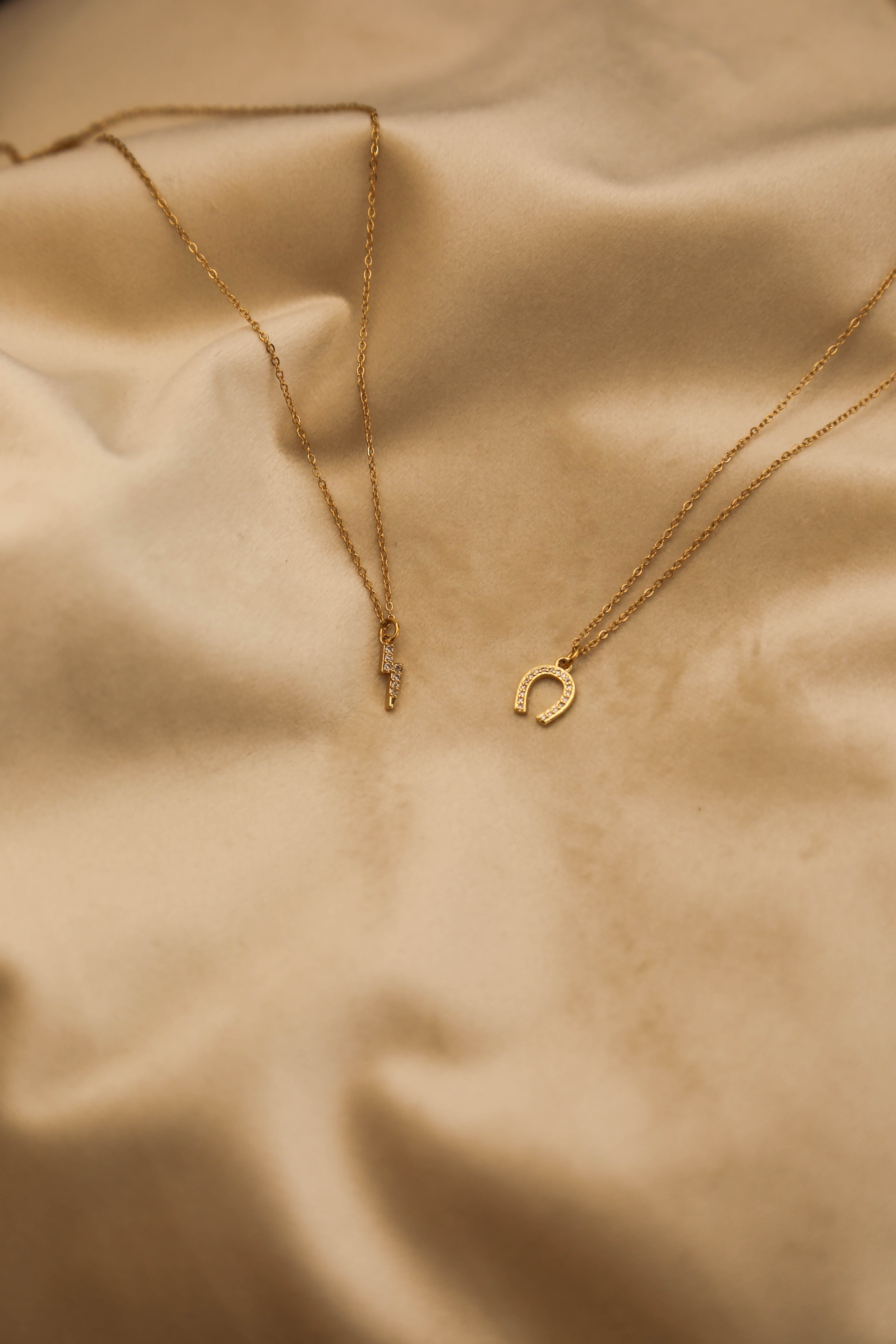Colar com Pendente Raio com Zircónias