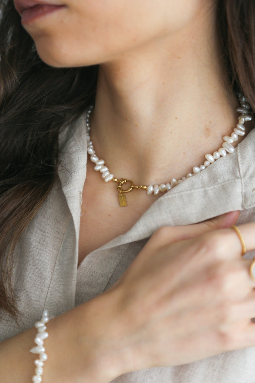 Colar com Pérolas Pequeninas Ovais e Fecho Circular