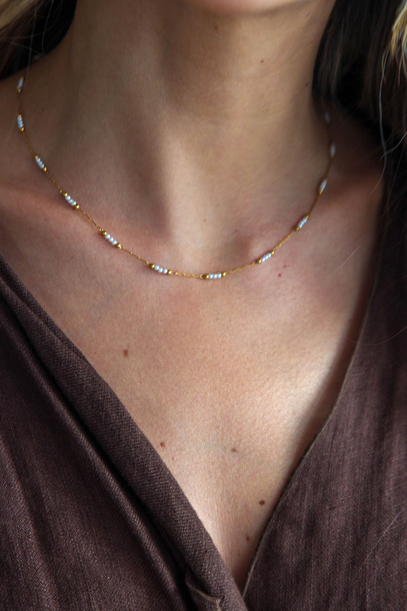 Colar de Esferas e Pérolas Pequeninas