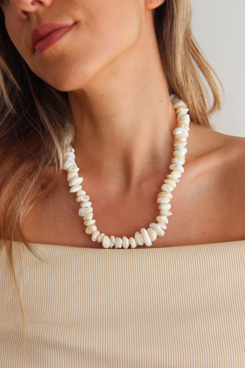 Colar de Madrepérola com Tons Brancos e Cremes