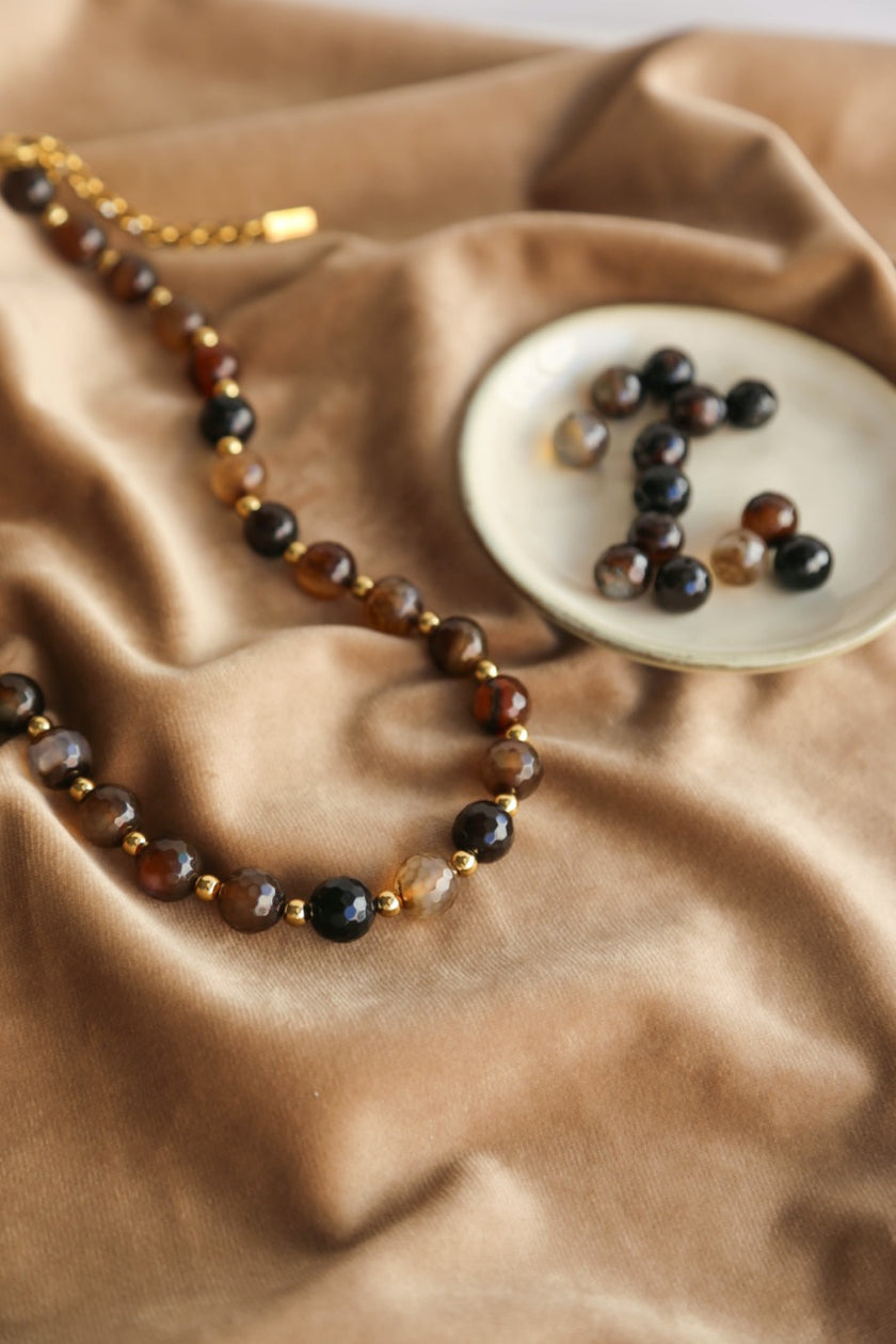Colar de Pedras Ágata Castanhas e Esferas em Aço