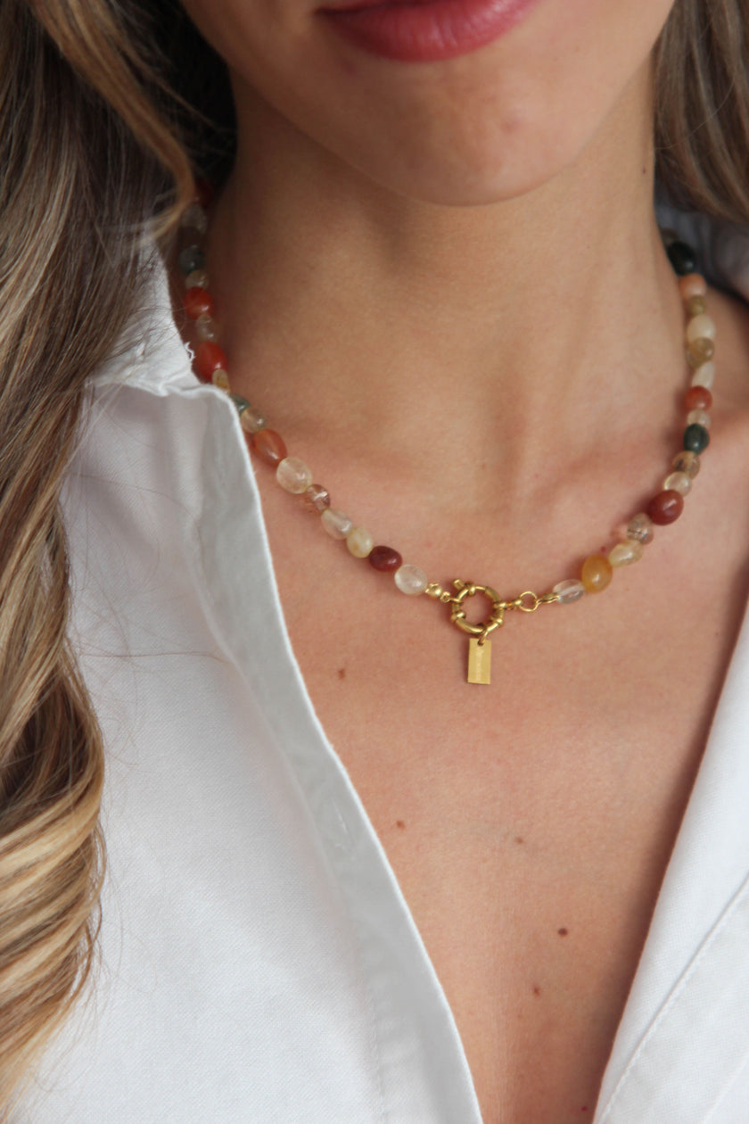 Colar de Pedras Naturais Ágata em Tons Laranja e Fecho Circular