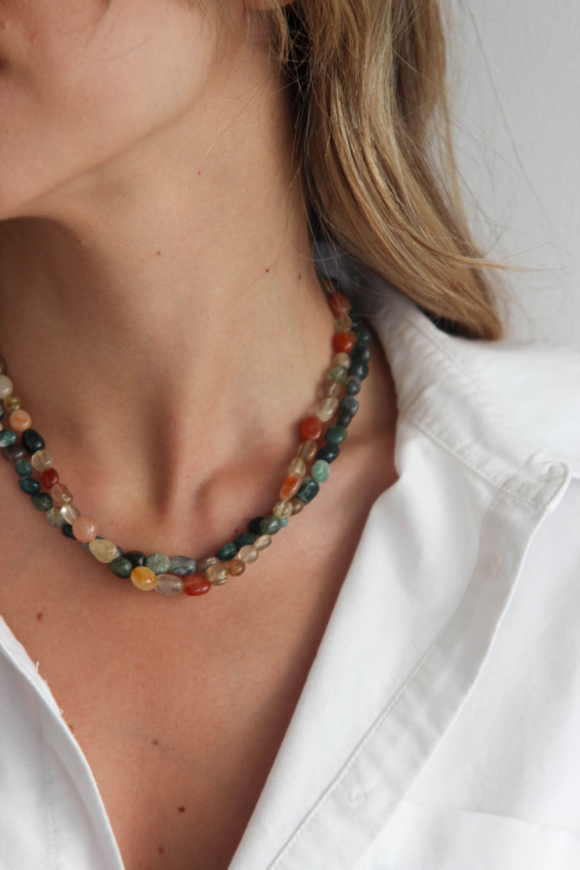 Colar de Pedras Naturais Ágata em Tons Verde e Fecho Circular