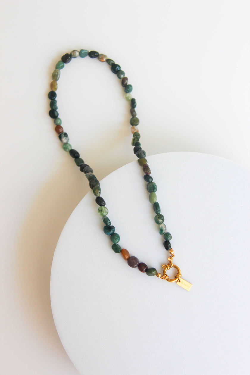 Colar de Pedras Naturais Ágata em Tons Verde e Fecho Circular