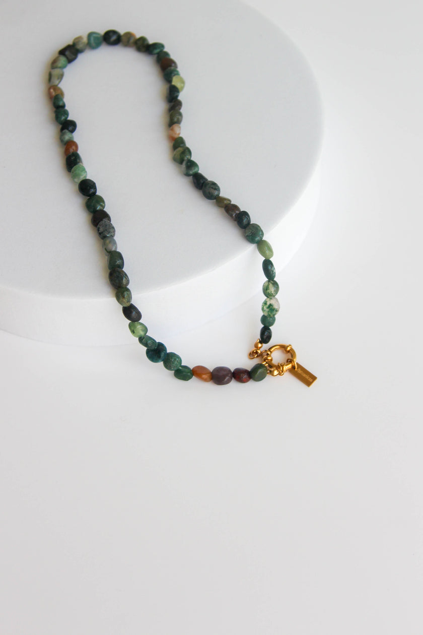 Colar de Pedras Naturais Ágata em Tons Verde e Fecho Circular