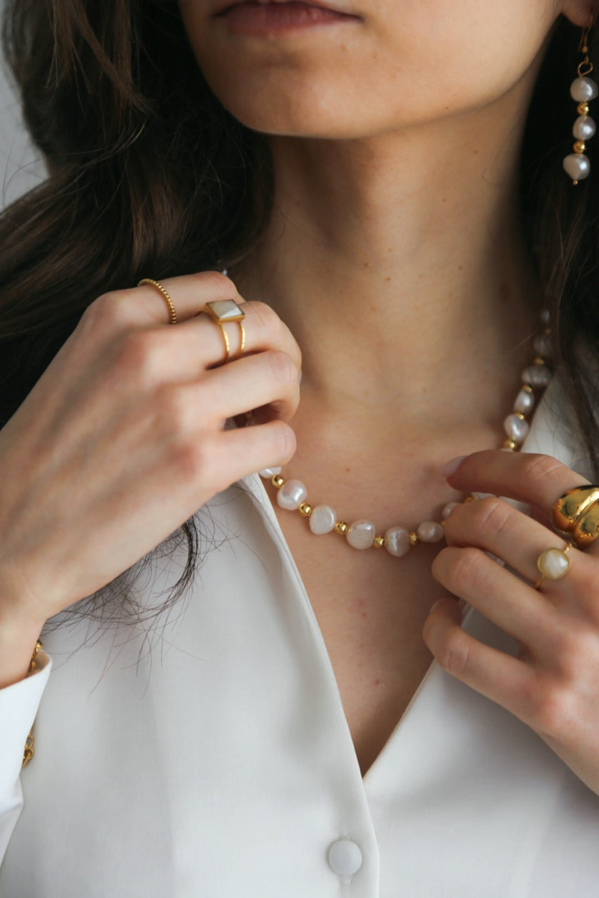 Colar de Pérolas Naturais e Esferas em Aço