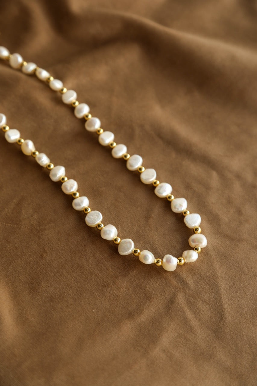 Colar de Pérolas Naturais e Esferas em Aço