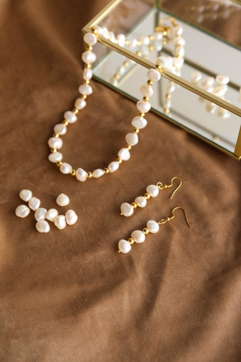 Brincos em Aço Compridos com Pérolas Naturais e Esferas