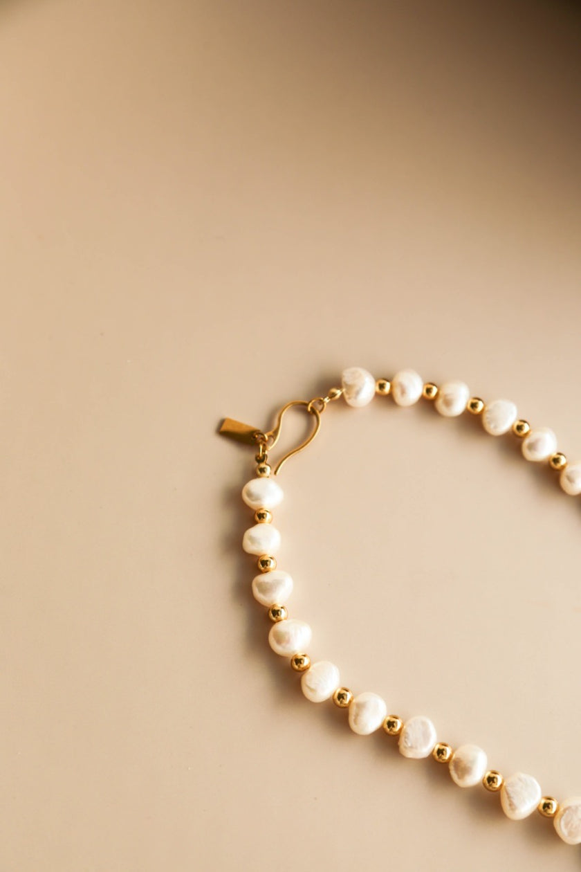 Colar de Pérolas Naturais e Esferas em Aço