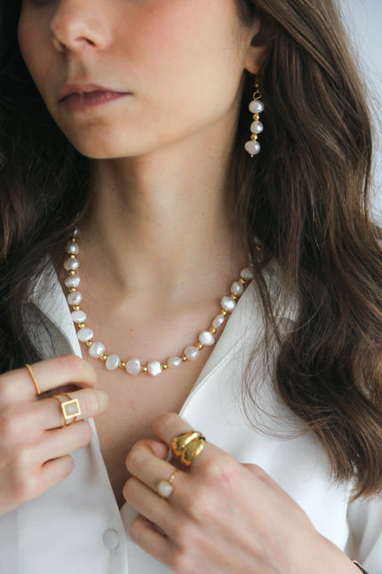 Brincos em Aço Compridos com Pérolas Naturais e Esferas