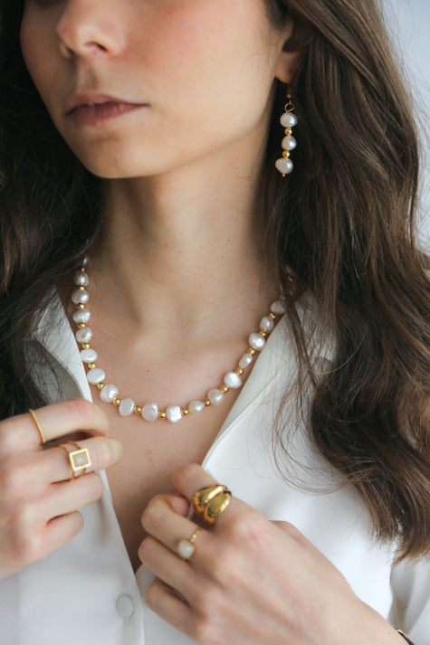 Brincos em Aço Compridos com Pérolas Naturais e Esferas