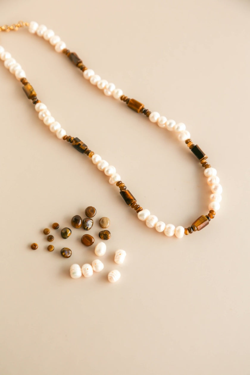 Colar de Pérolas Naturais com Pedras Olho de Tigre