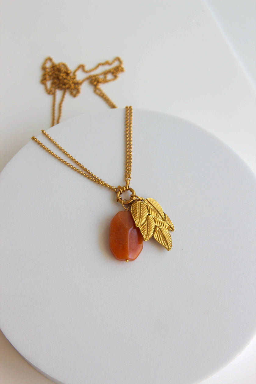 Colar em Aço Comprido 2 em 1 com Pedra Ágata Castanha e Folha em Aço