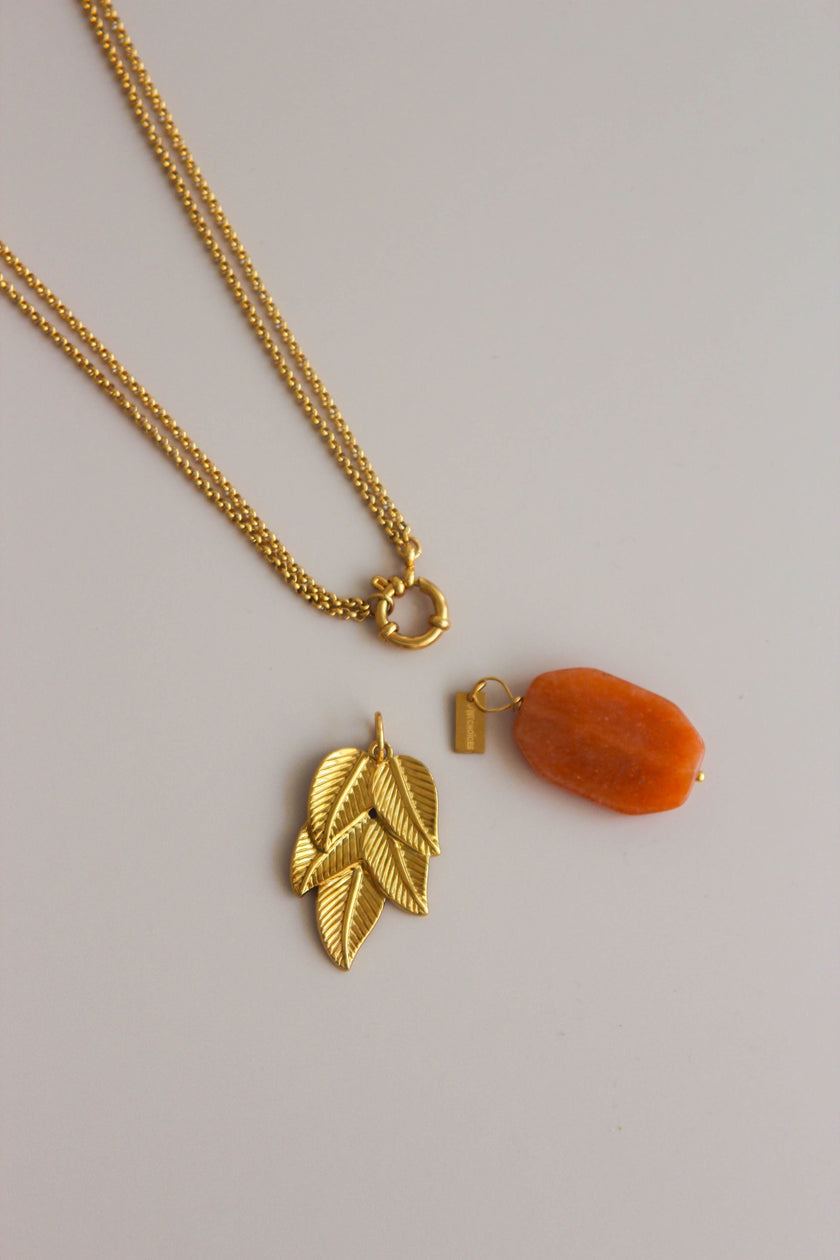 Colar em Aço Comprido 2 em 1 com Pedra Ágata Castanha e Folha em Aço