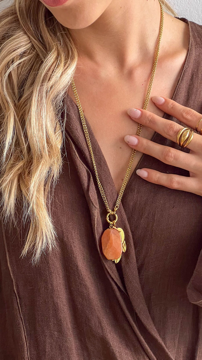 Colar em Aço Comprido 2 em 1 com Pedra Ágata Castanha e Folha em Aço