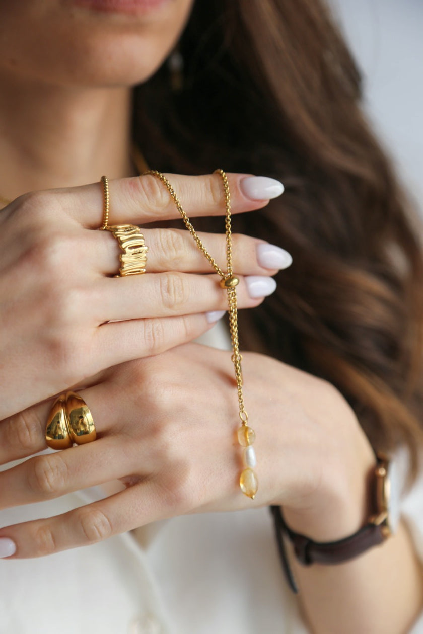 Colar em Aço Comprido Ajustável com Pendente de Pedras Ágata Amarela e Pérolas