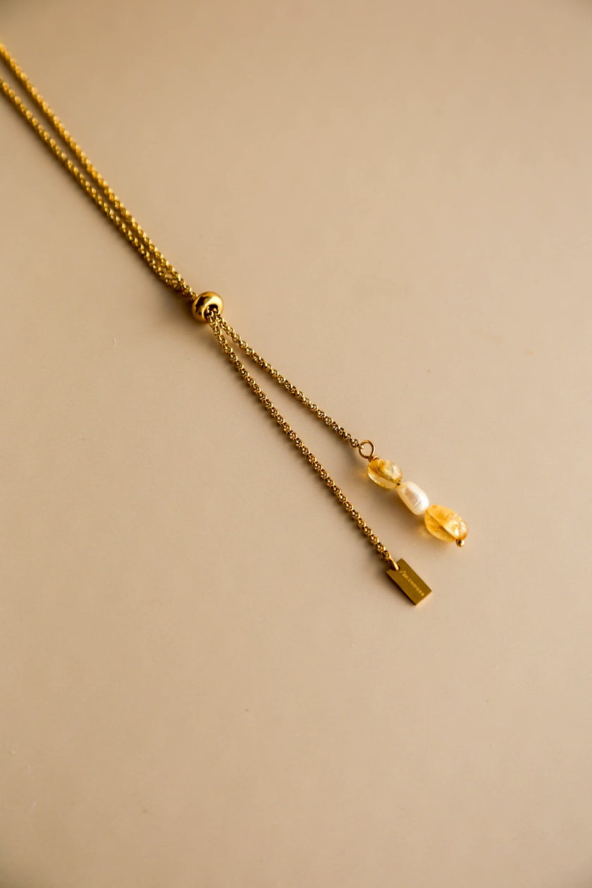 Colar em Aço Comprido Ajustável com Pendente de Pedras Ágata Amarela e Pérolas