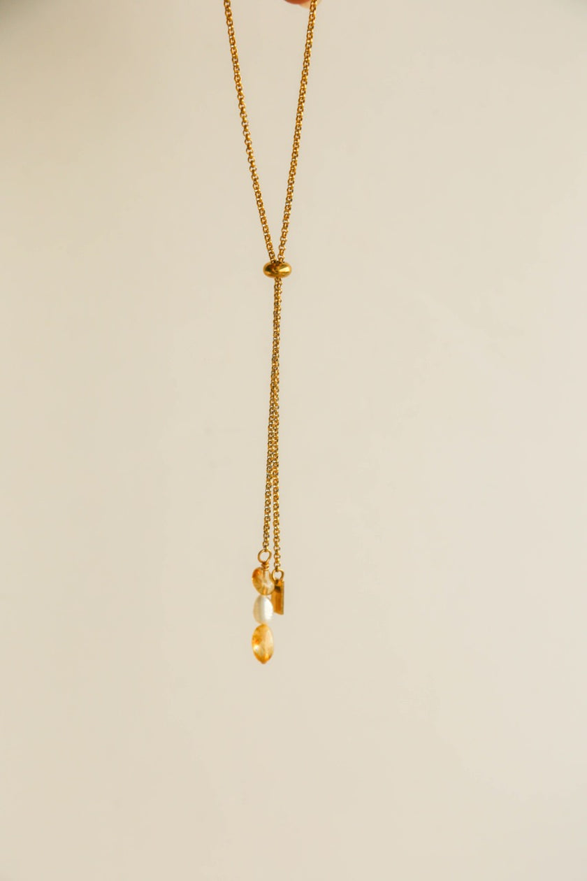 Colar em Aço Comprido Ajustável com Pendente de Pedras Ágata Amarela e Pérolas