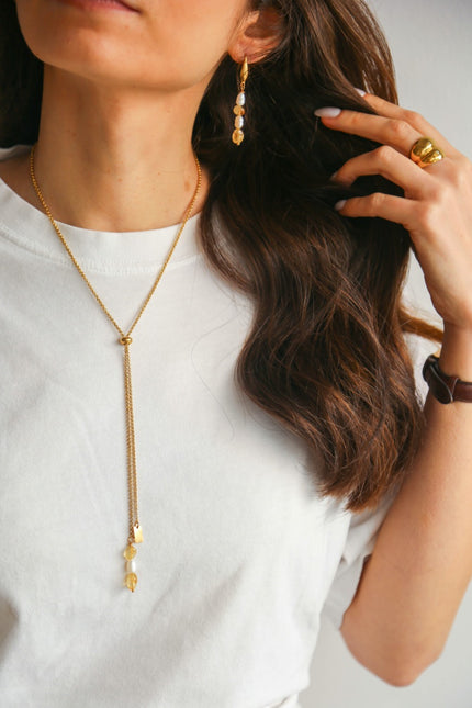 Colar em Aço Comprido Ajustável com Pendente de Pedras Ágata Amarela e Pérolas