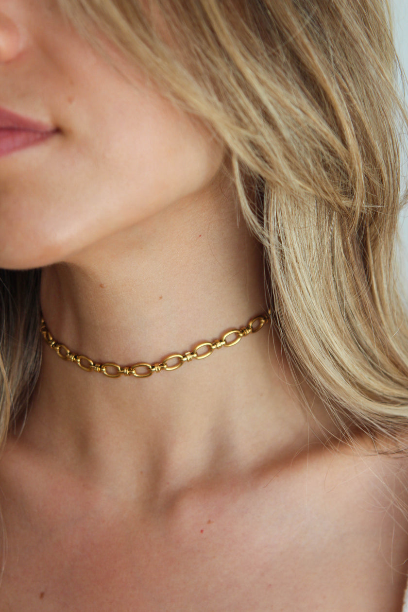 Colar em Aço Dourado Contemporâneo Curto