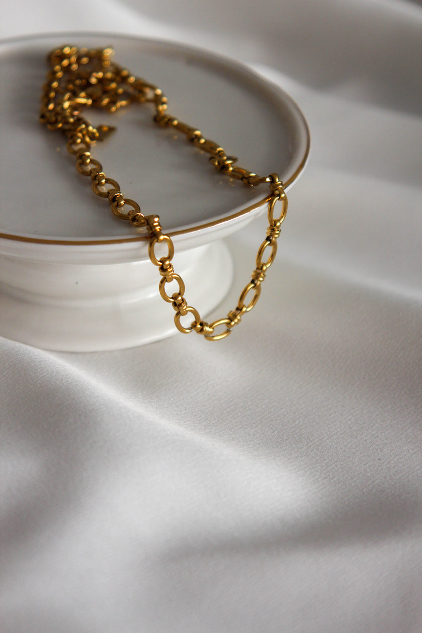 Colar em Aço Dourado Contemporâneo Curto