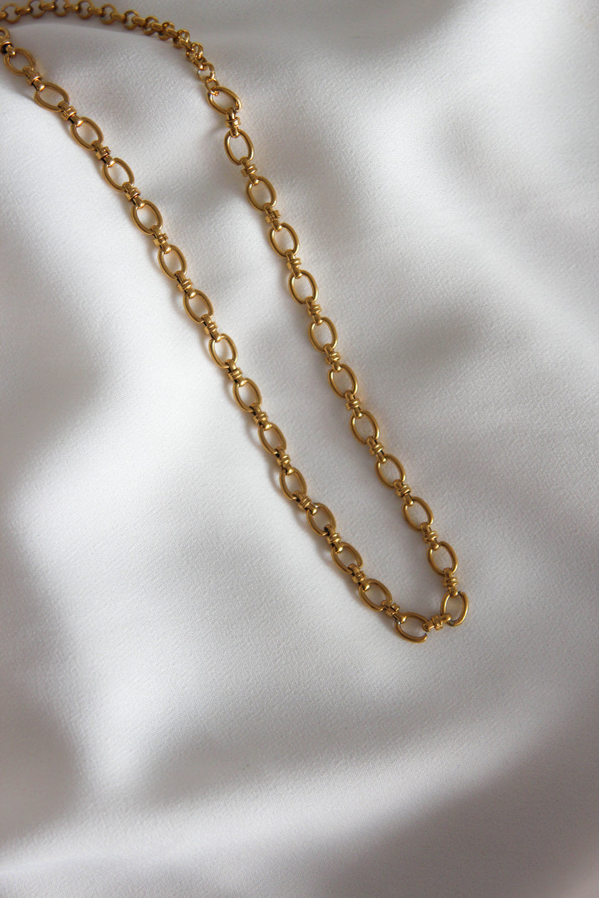 Colar em Aço Dourado Contemporâneo Curto