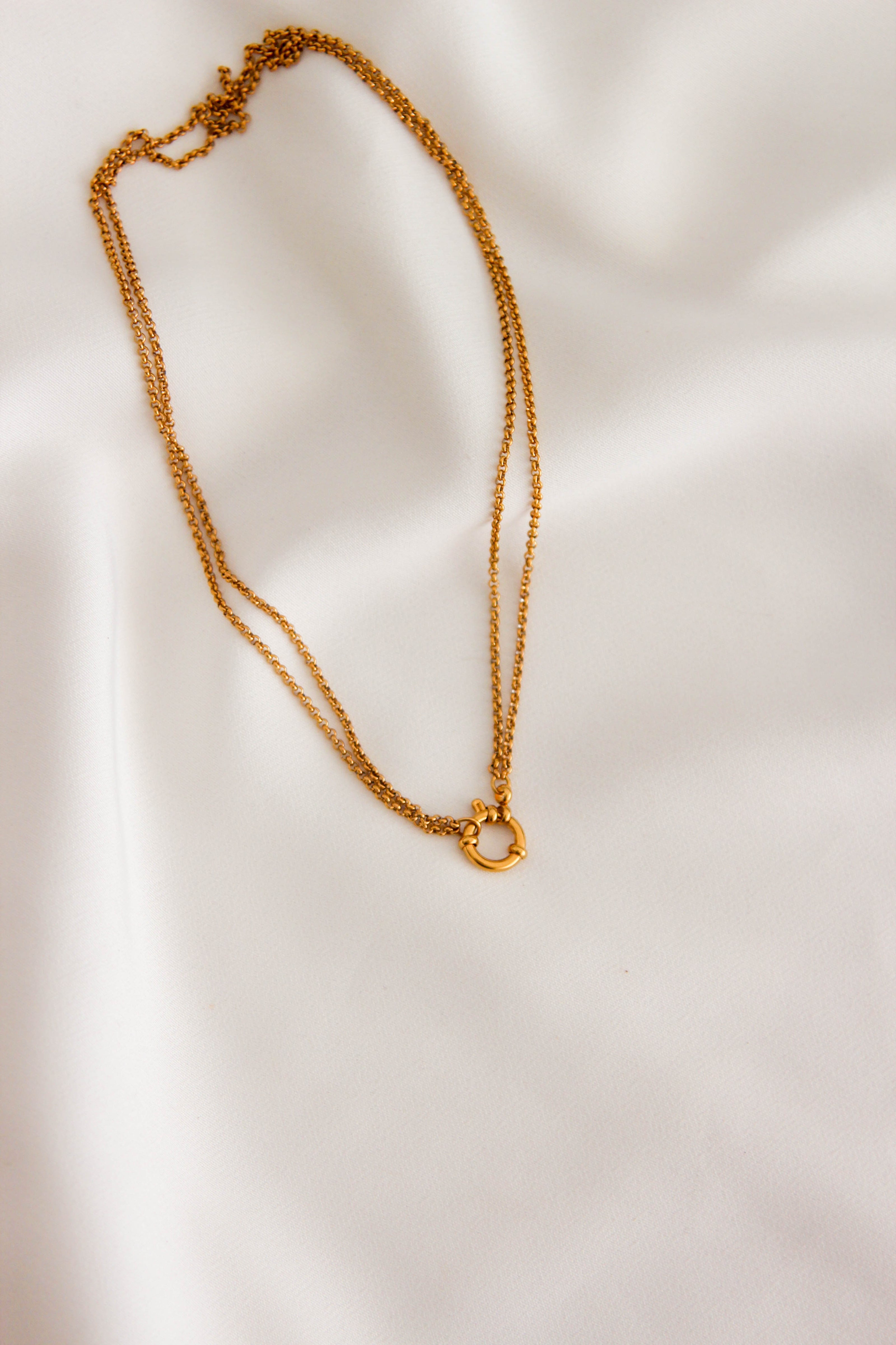 Colar em Aço Dourado 2 em 1 com Concha e Pérola Removível