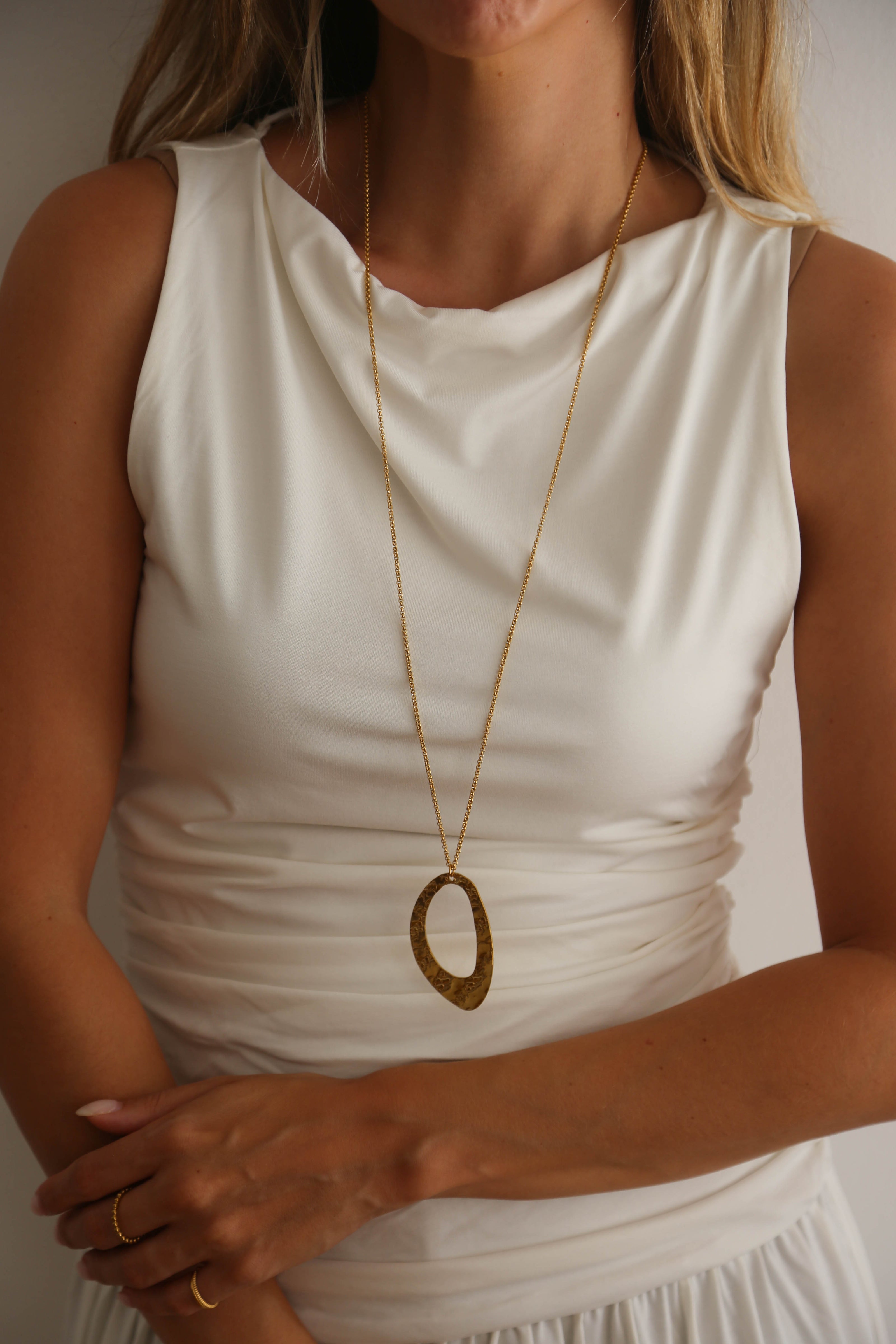Colar em Aço Dourado 2 em 1 Comprido com Medalha Oval Texturizada