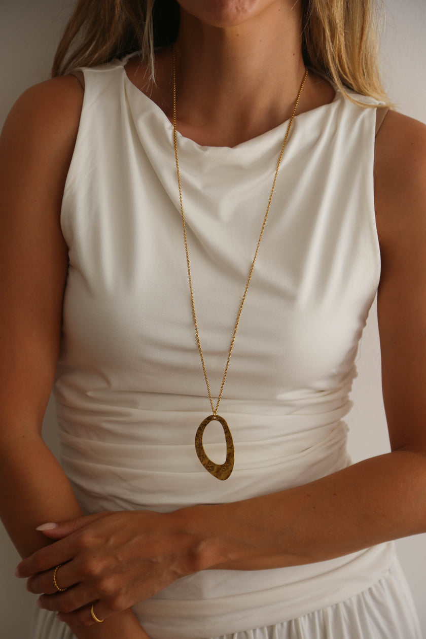 Colar em Aço Dourado 2 em 1 Comprido com Medalha Oval Texturizada