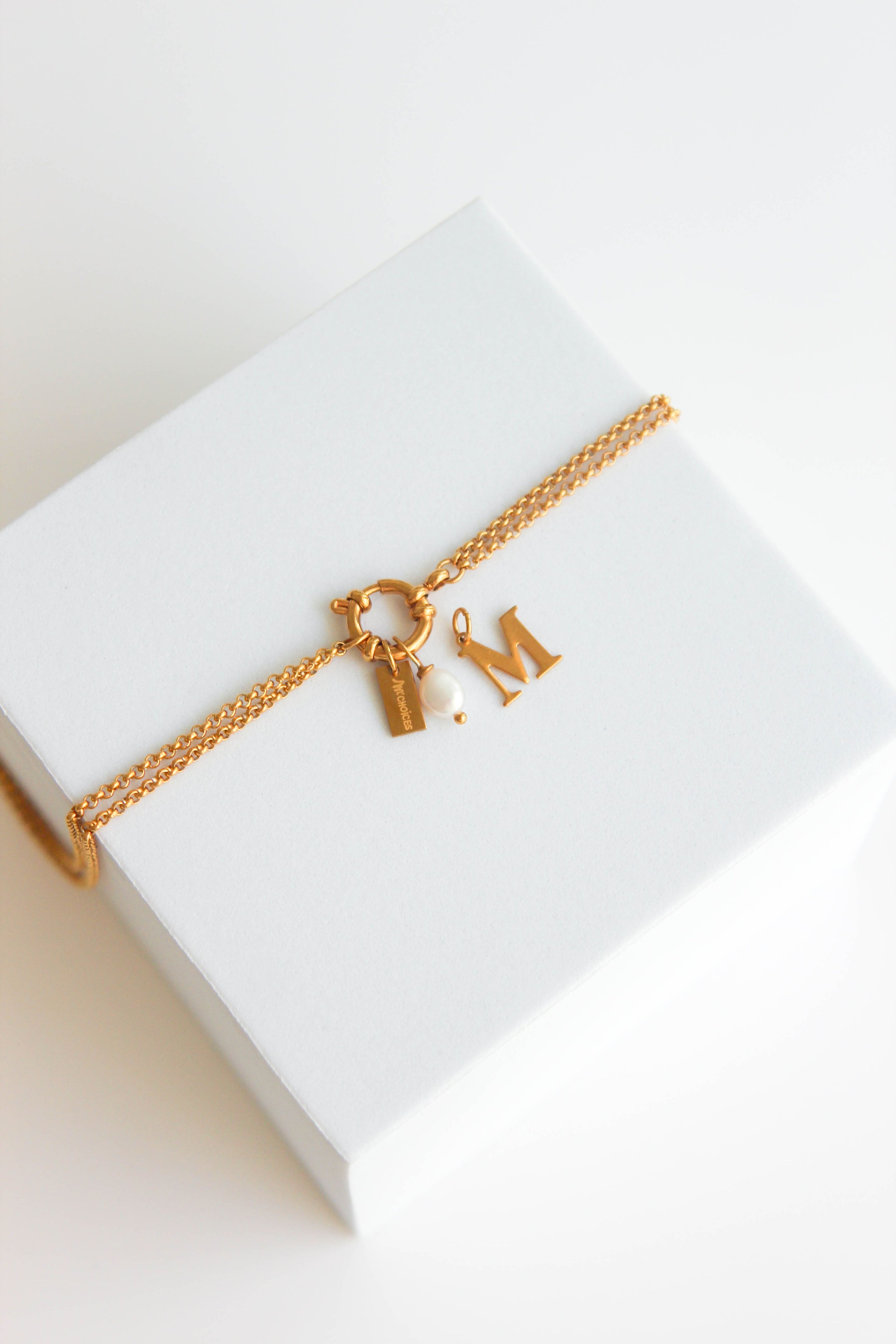 Colar em Aço Dourado Duplo com Letra e Pérola Removíveis