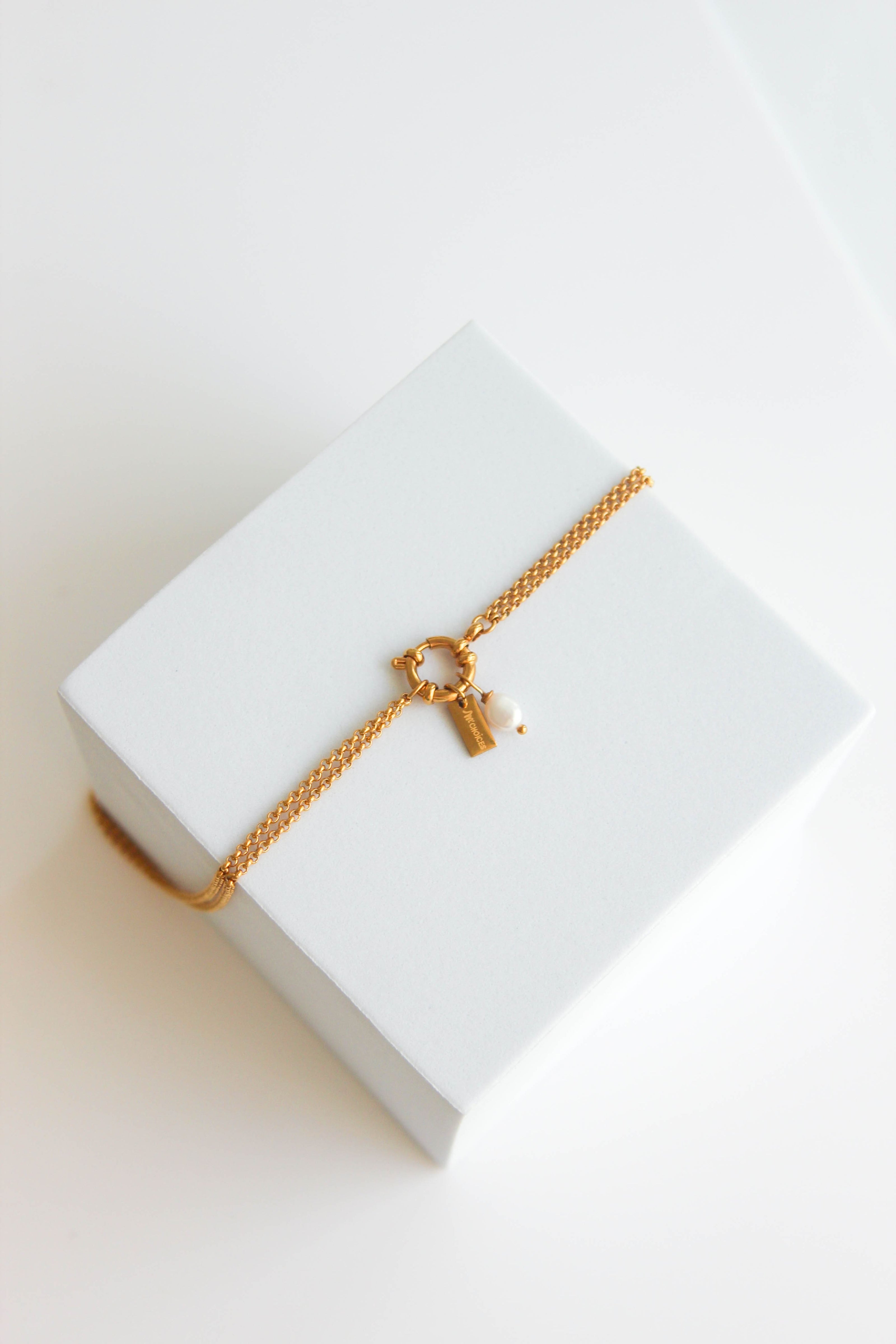 Colar em Aço Dourado Duplo com Letra e Pérola Removíveis