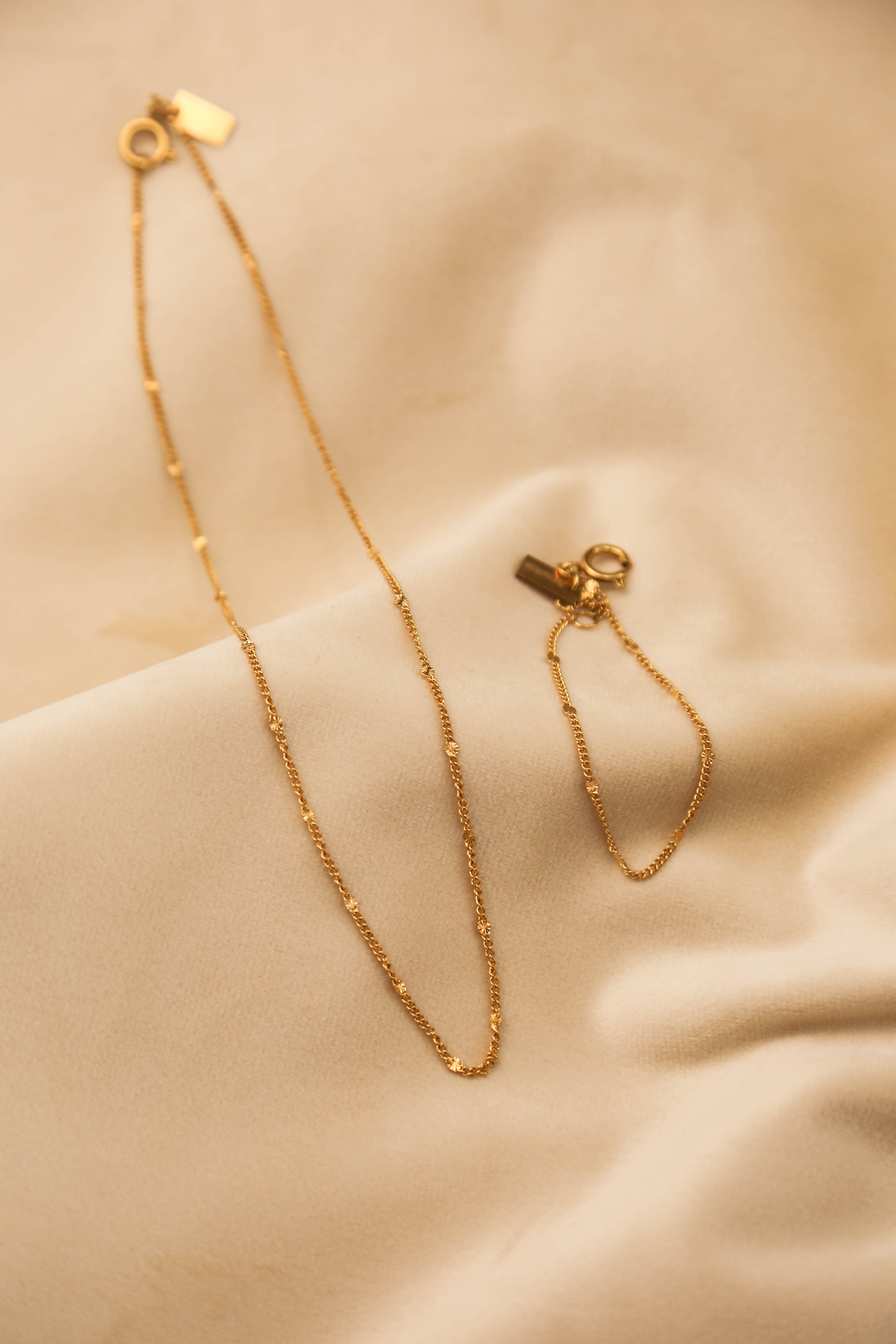 Pulseira em Aço Dourada Minimalista Achatada