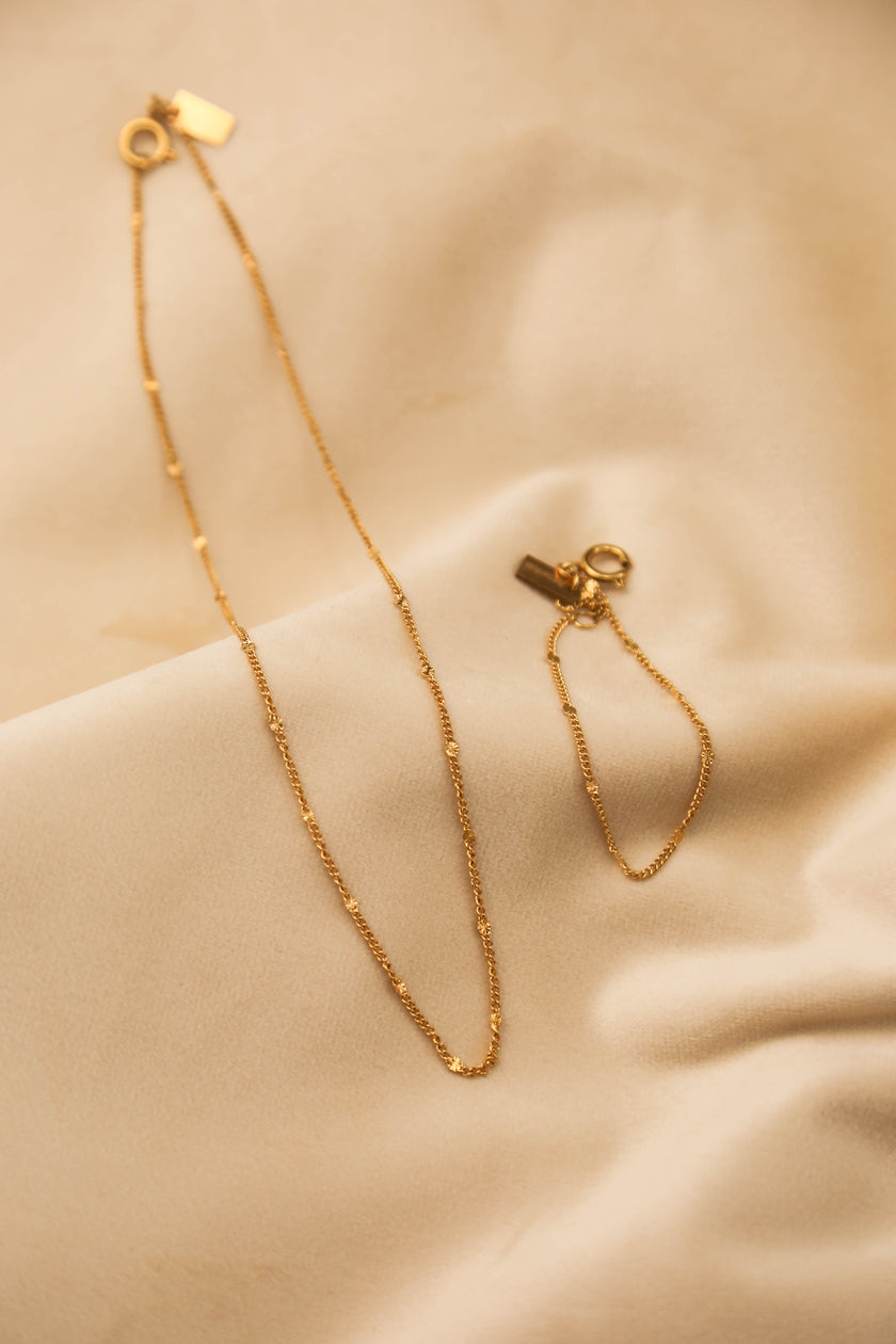 Pulseira em Aço Dourada Minimalista Achatada
