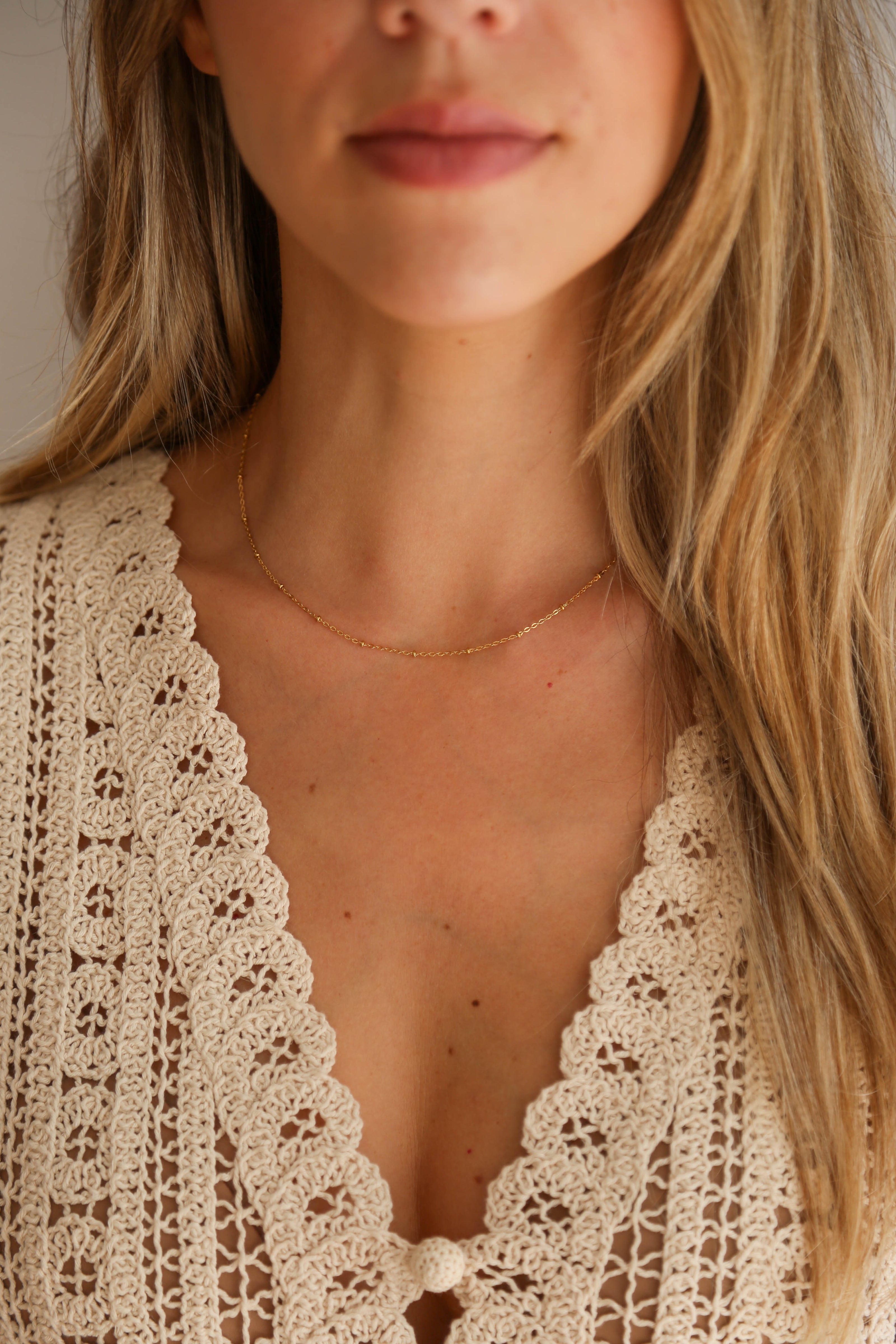 Colar em Aço Dourado Minimalista com Bolinhas