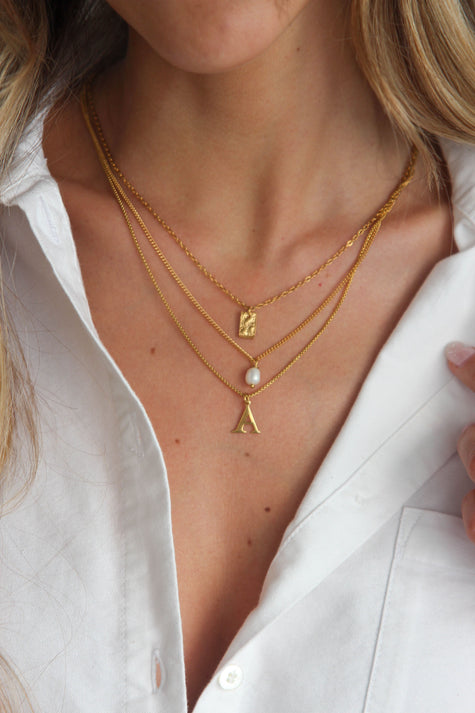 Colar em Aço Dourado Triplo com Letra