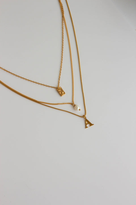 Colar em Aço Dourado Triplo com Letra