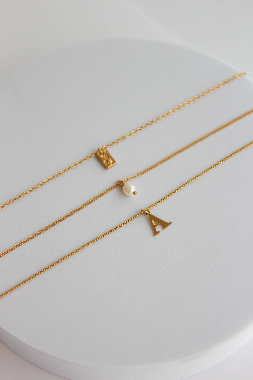 Colar em Aço Dourado Triplo com Letra